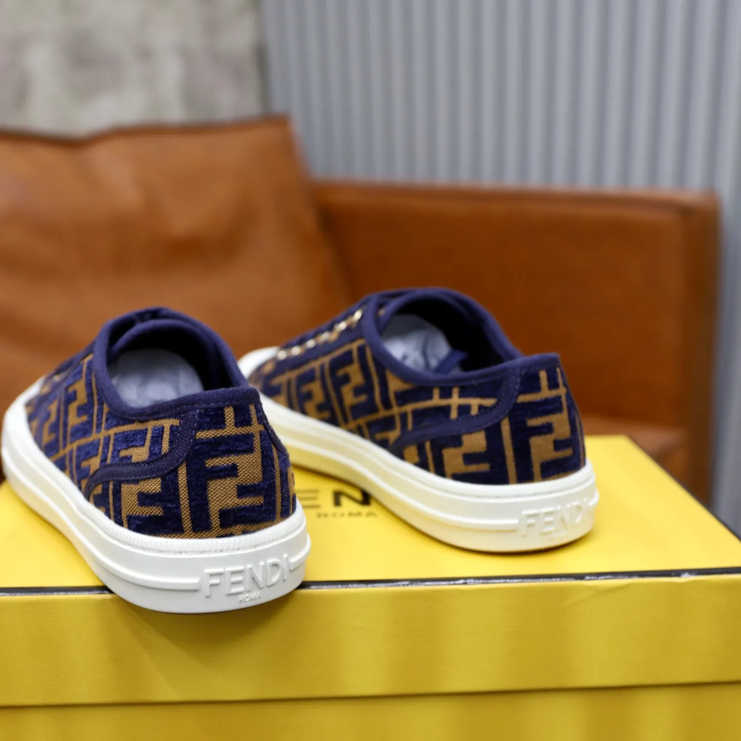 Factory price: 480 original order (couple model) Brand: FENDI Fendi 🙅‍♂️🙅‍♂️🙅‍♂️ Size: Female 35–40, Male 39-44 (45 can be customized) Grade: Official website genuine Material: Imported original LoGO fabric upper Original comfortable lining TPU wear-resistant lightweight outsole Style category: Loafers New trendy shoes Color: actual picture color